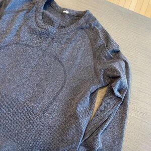 Women’s Lululemon long sleeve top size 2/4